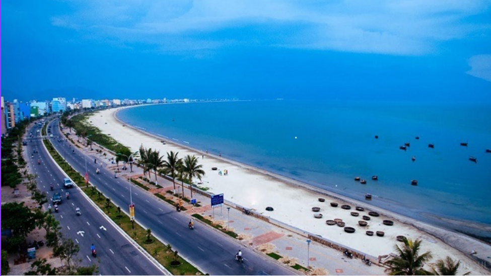 Bãi biển Đà Nẵng với đường cát dài vô cũng đẹp
